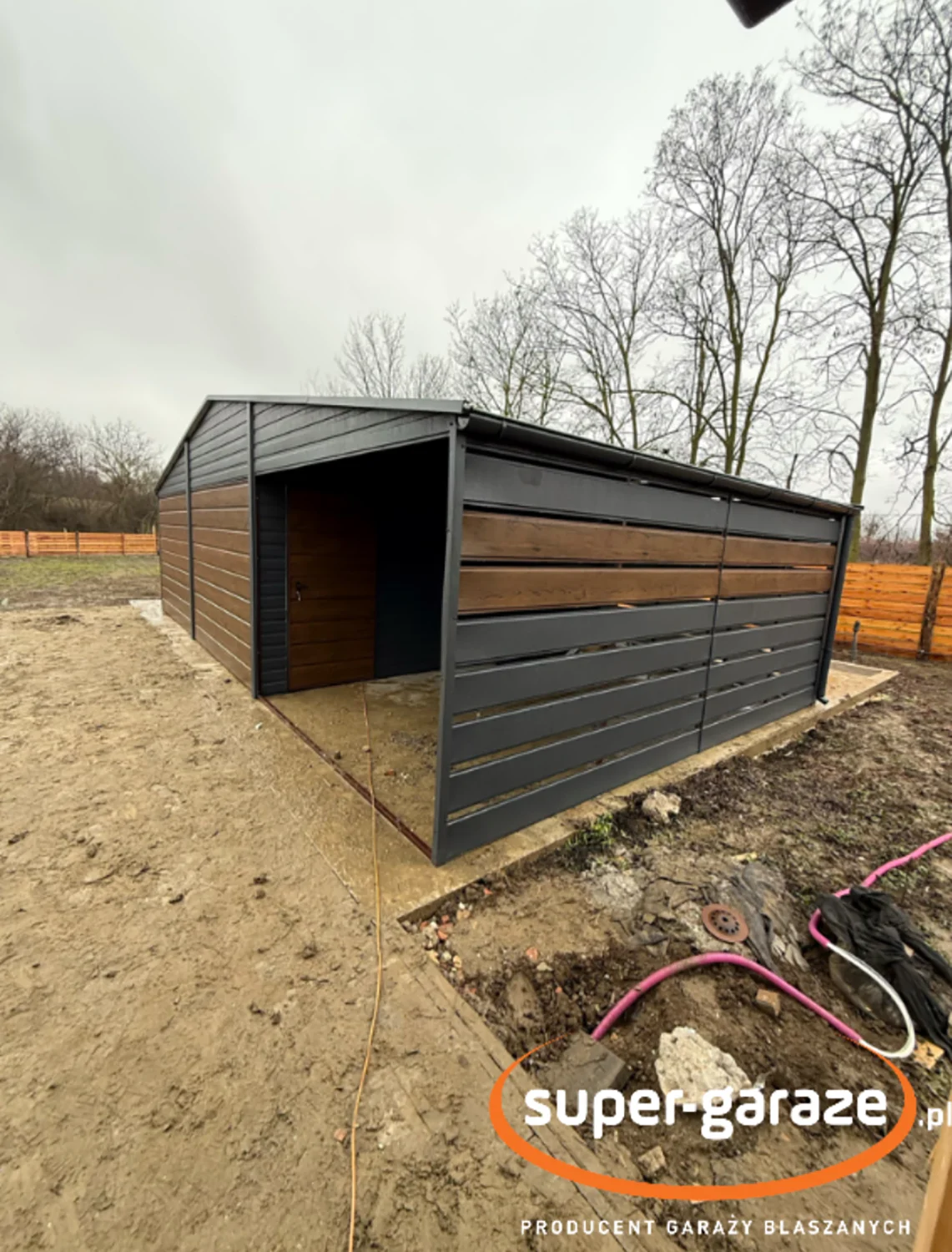 Lemezgarázs 9x5m előtetővel és rácsos panellel - Image 3