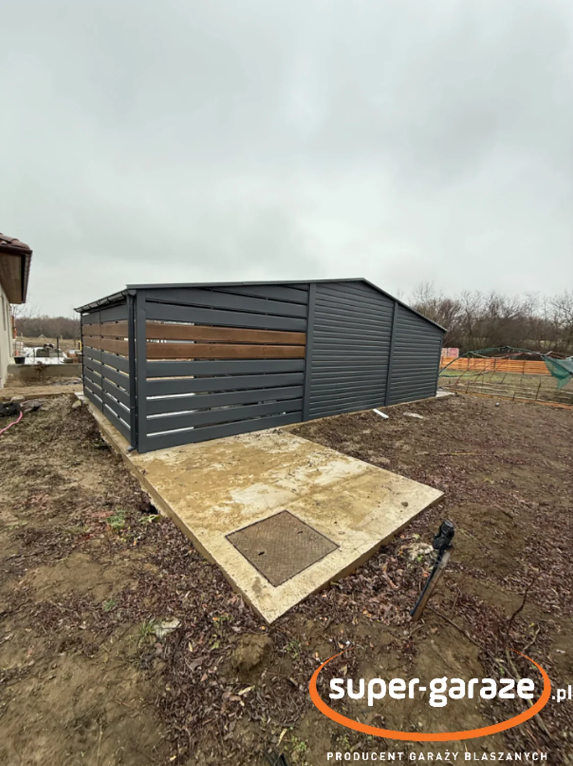 Lemezgarázs 9x5m előtetővel és rácsos panellel - Image 2
